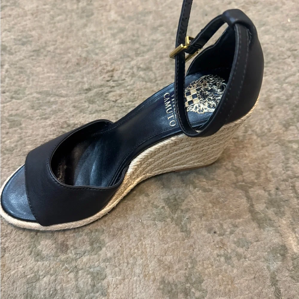 This is a Vince Camuto Felyn espadrille wedge sandal in black in size 6-6.5